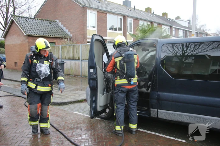 Brand in bestelbus snel geblust