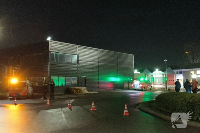 Vrachtwagen in brand in werkplaats