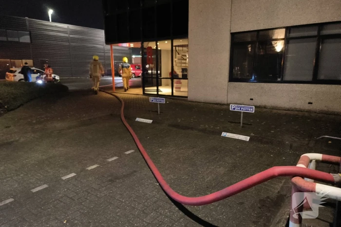 Vrachtwagen in brand in werkplaats