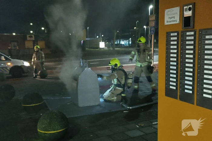 Brandweer blust brand in ondergrondse container