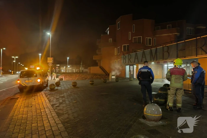 Brandweer blust brand in ondergrondse container