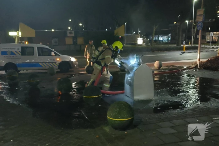 Brandweer blust brand in ondergrondse container