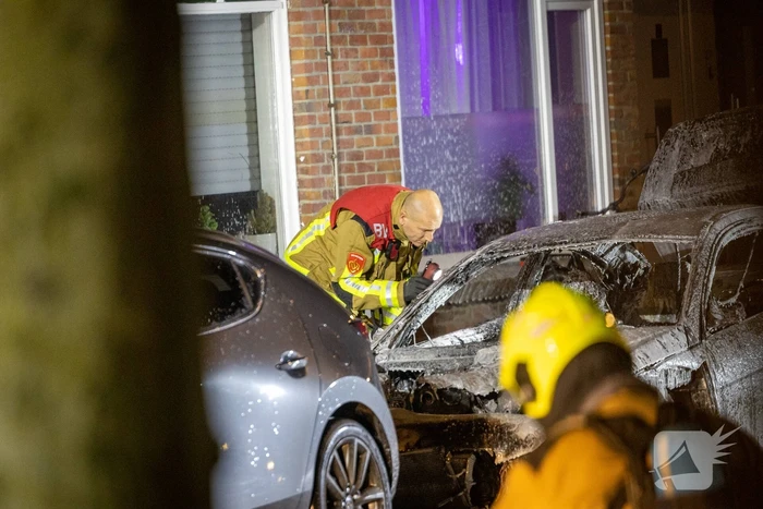 Drie personenwagens beschadigd door brand