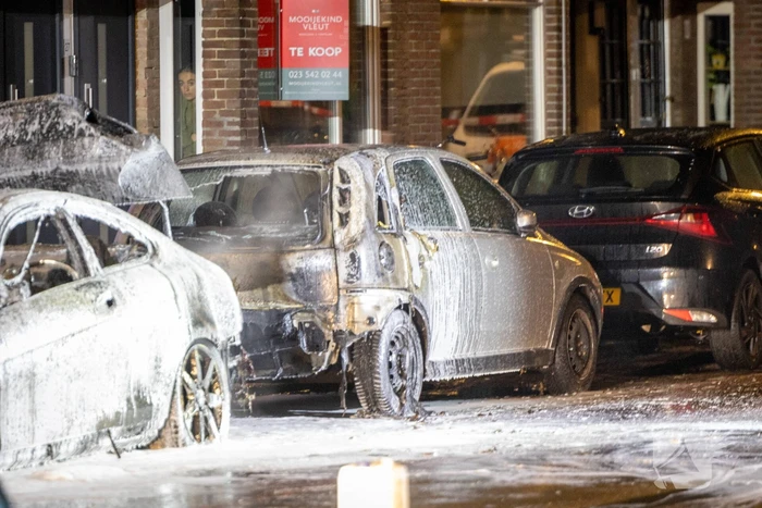 Drie personenwagens beschadigd door brand