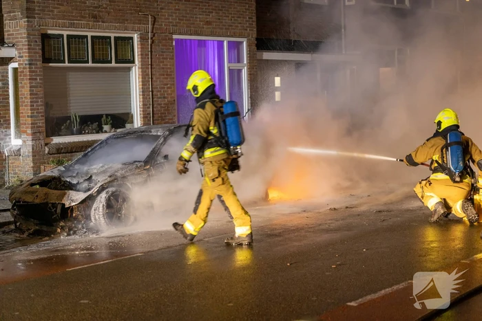 Drie personenwagens beschadigd door brand