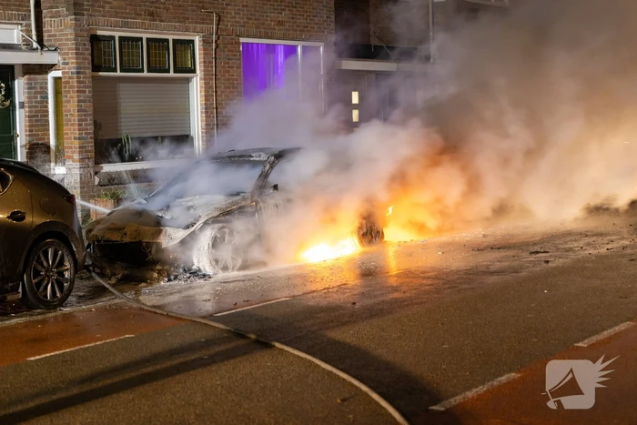 Drie personenwagens beschadigd door brand
