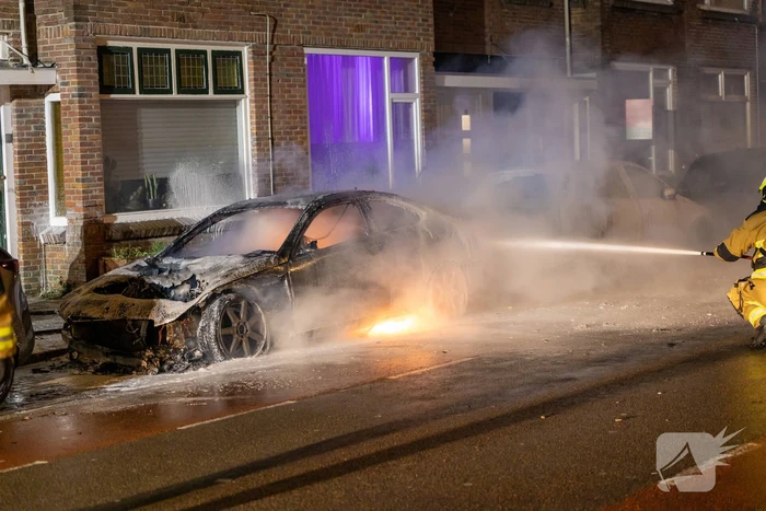 Drie personenwagens beschadigd door brand
