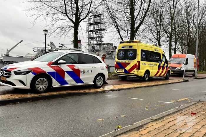 Postbode aangereden door auto