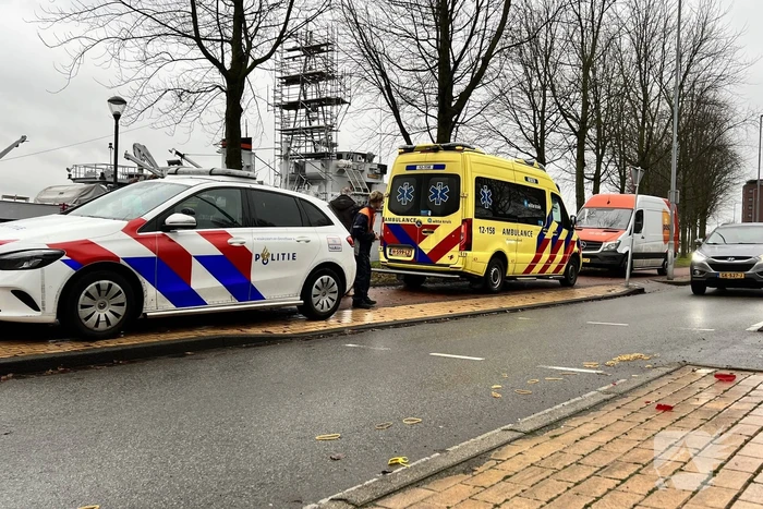 Postbode aangereden door auto
