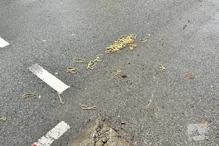 Postbode aangereden door auto