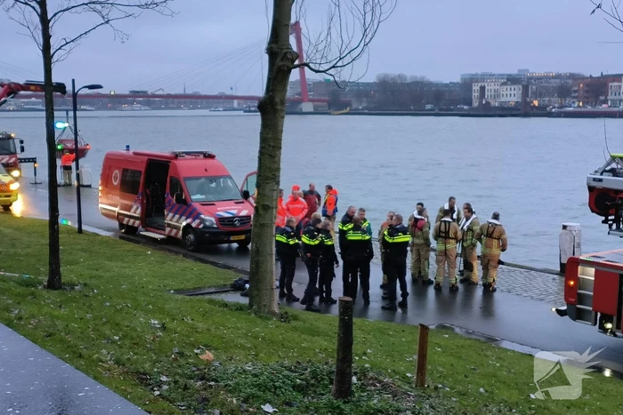 Grote inzet na aantreffen kleding op kade