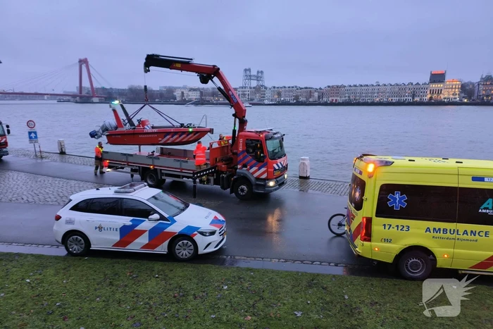 Grote inzet na aantreffen kleding op kade