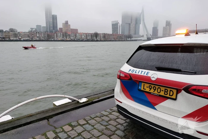 Grote inzet na aantreffen kleding op kade