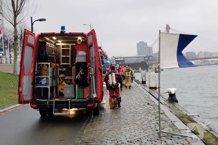 Grote inzet na aantreffen kleding op kade