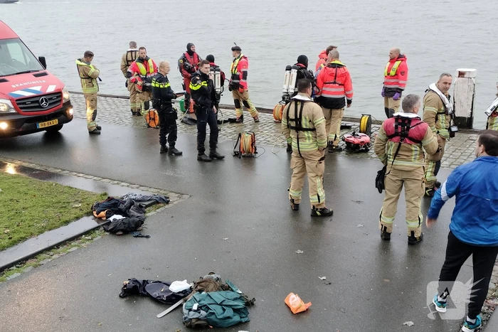 Grote inzet na aantreffen kleding op kade