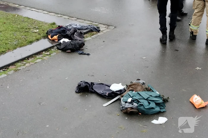 Grote inzet na aantreffen kleding op kade
