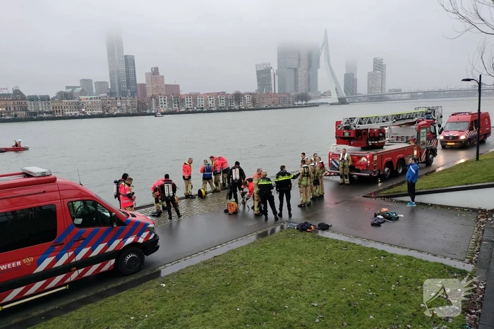 Grote inzet na aantreffen kleding op kade