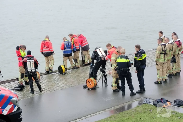 Grote inzet na aantreffen kleding op kade