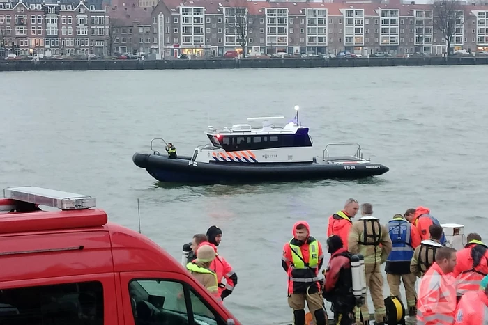 Grote inzet na aantreffen kleding op kade