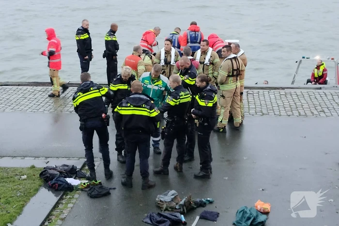 Grote inzet na aantreffen kleding op kade