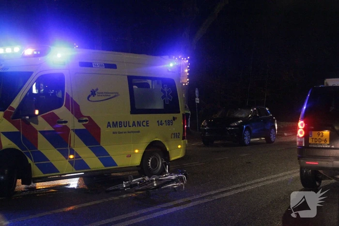 Fietser geschept door personenauto