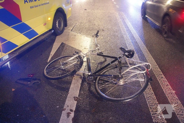 Fietser geschept door personenauto