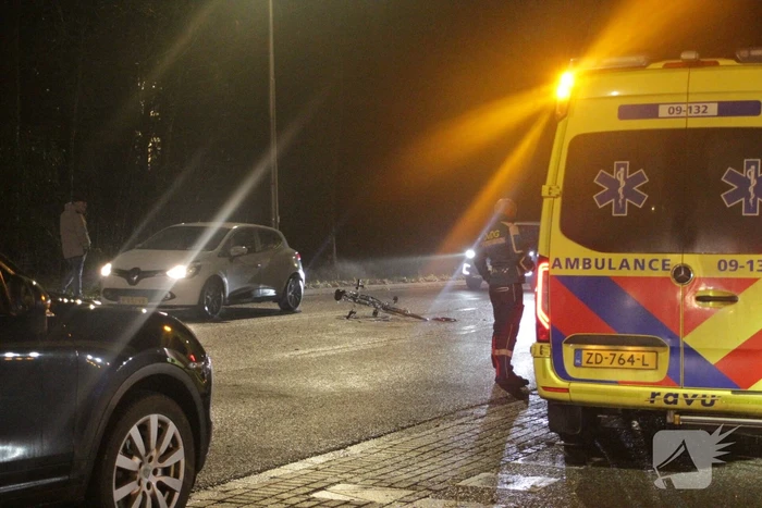 Fietser geschept door personenauto