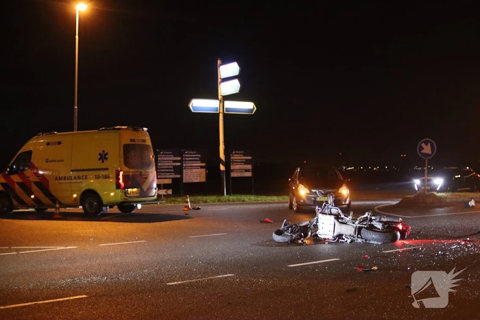 Motorrijder zwaargewond bij botsing met auto