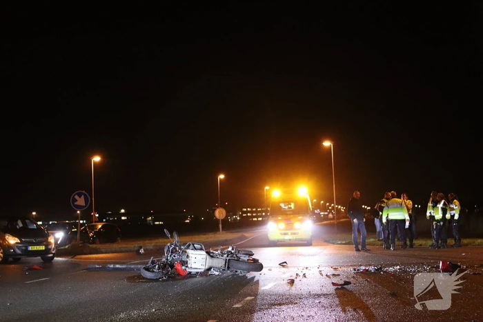 Motorrijder zwaargewond bij botsing met auto