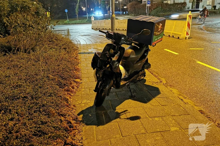 Bezorgscooter en auto botsen op elkaar