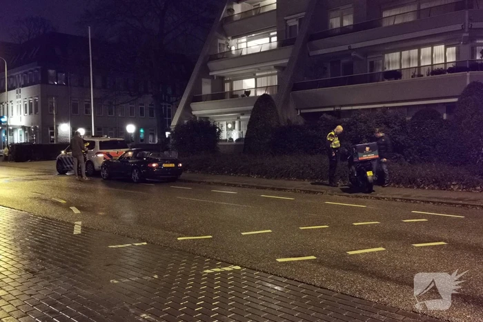 Bezorgscooter en auto botsen op elkaar