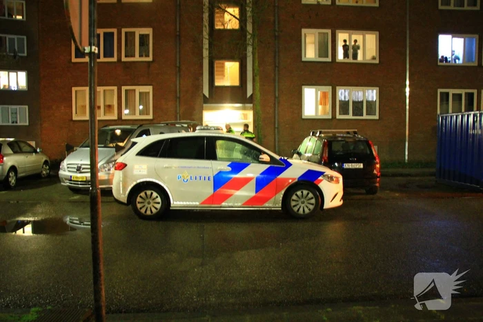 Brandweer haalt overleden persoon uit woning