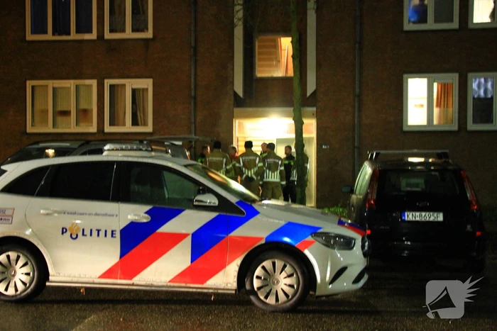 Brandweer haalt overleden persoon uit woning