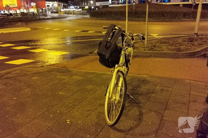Botsing tussen fietser en auto op rotonde