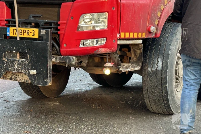 Vrachtwagen en personenauto botsen met elkaar