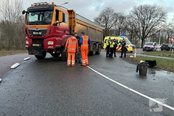 Vrachtwagen en personenauto botsen met elkaar