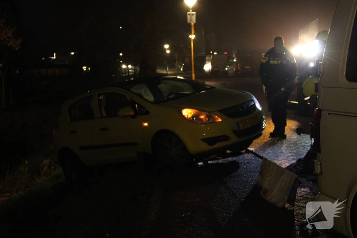 Automobilist raakt bijna te water