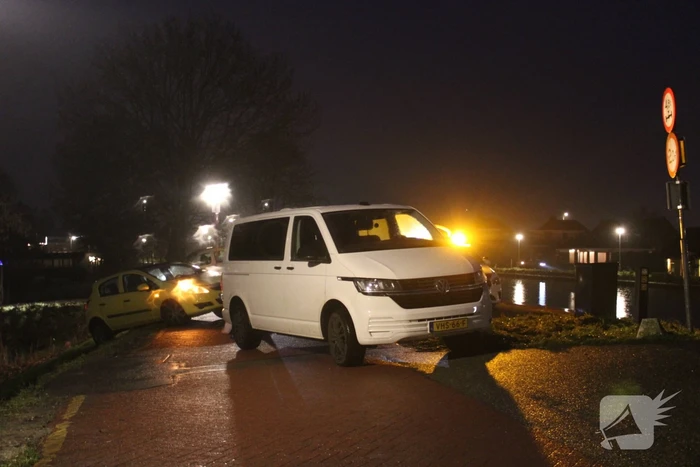 Automobilist raakt bijna te water