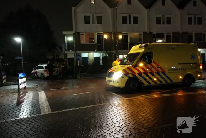 Voetganger en scooterrijder in botsing