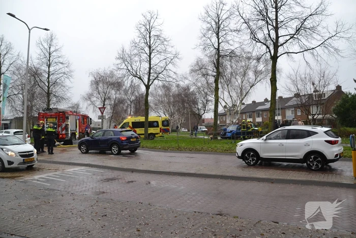 Auto klapt frontaal op boom