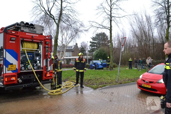 Auto klapt frontaal op boom