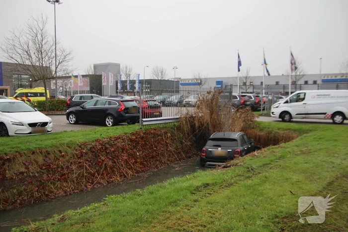 Automobilist mist bocht en raakt te water