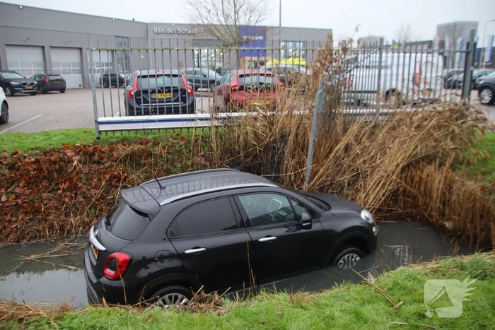 Automobilist mist bocht en raakt te water