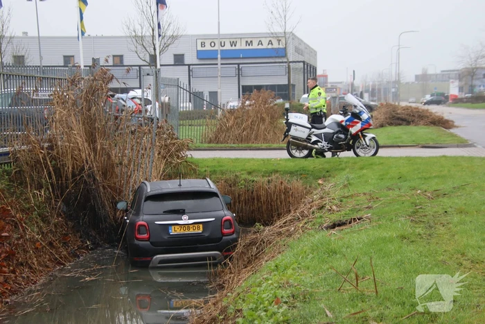 Automobilist mist bocht en raakt te water