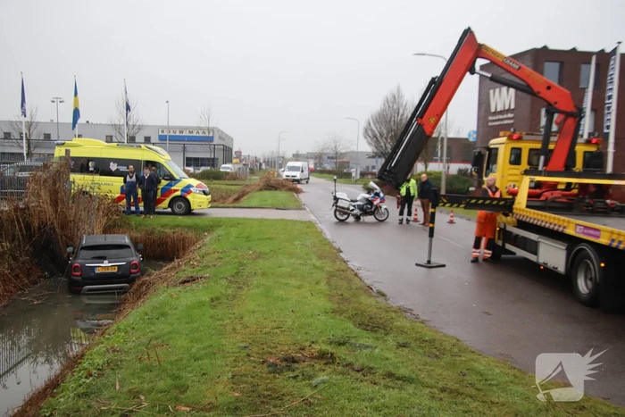 Automobilist mist bocht en raakt te water