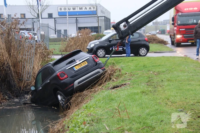 Automobilist mist bocht en raakt te water
