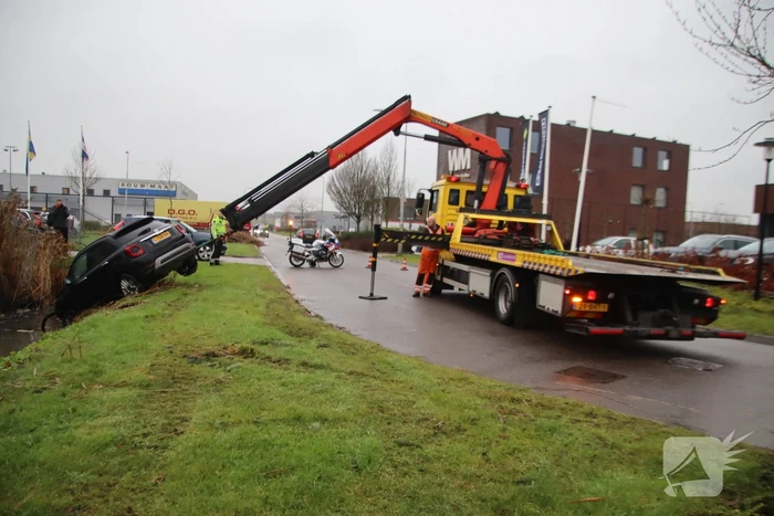 Automobilist mist bocht en raakt te water