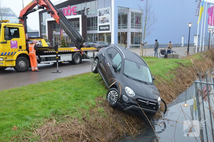 Automobilist mist bocht en raakt te water