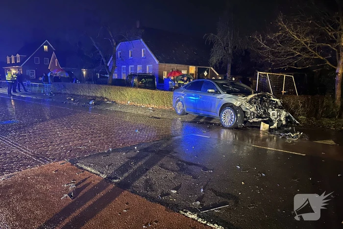 Grote ravage na ongeval tussen twee voertuigen