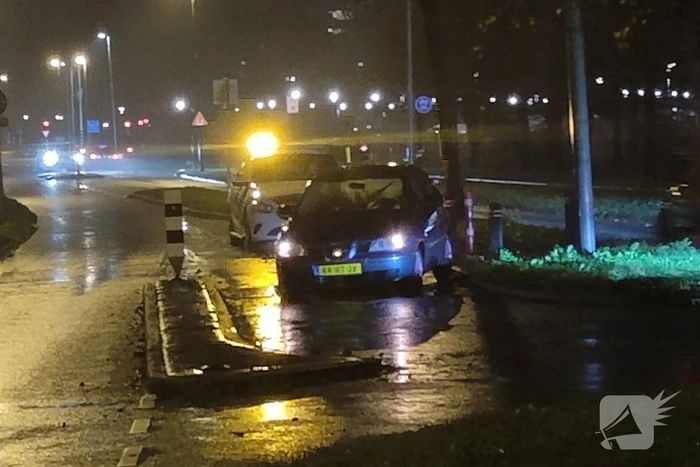Personenauto rijdt tegen verkeersmaatregel aan